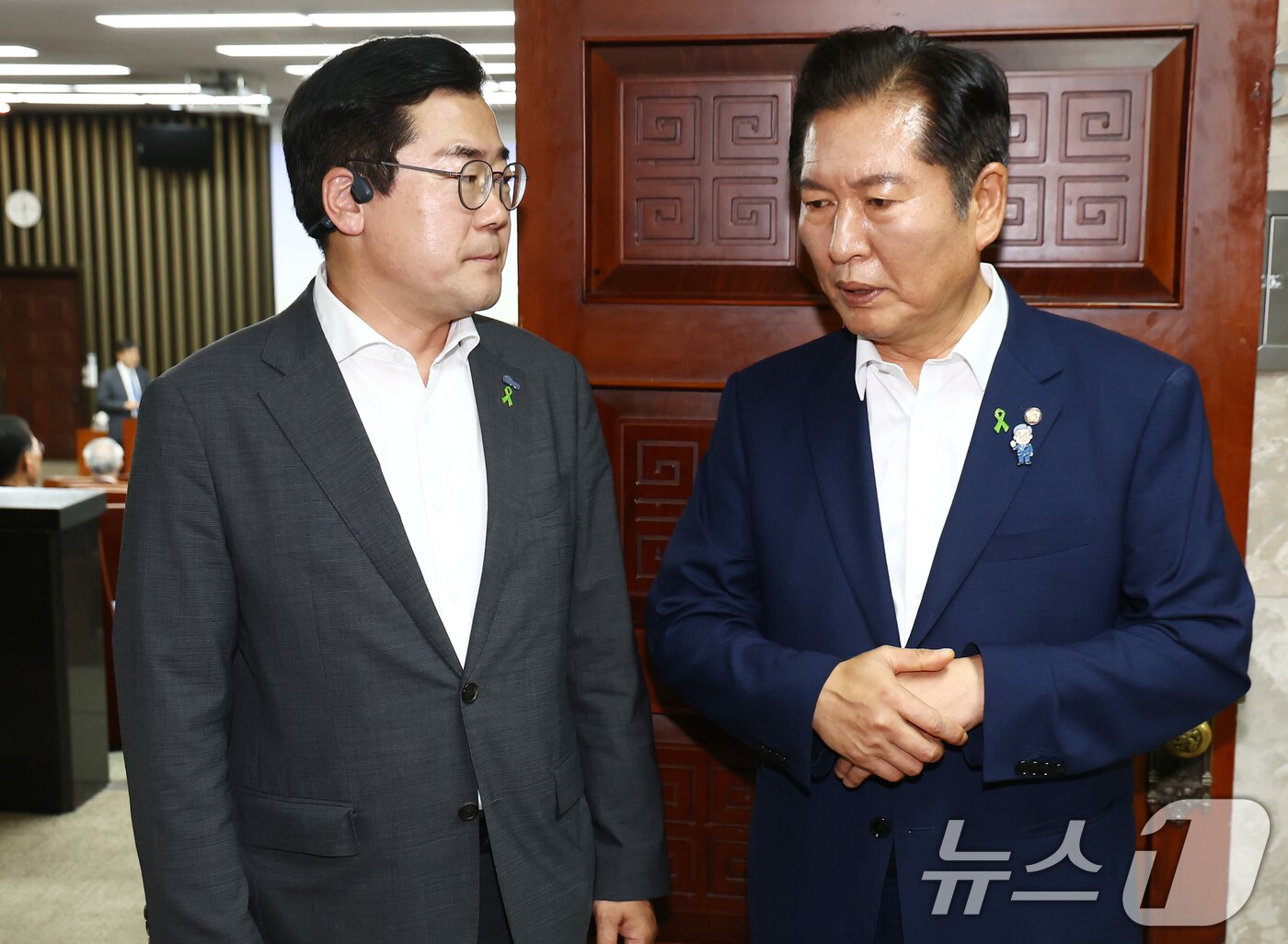 본문 이미지 - 더불어민주당 당 대표 후보자인 박찬대·정청래 의원이 지난 3일 서울 여의도 국회에서 열린 비공개 의원총회에 참석하며 대화하고 있다. ⓒ News1 김민지 기자