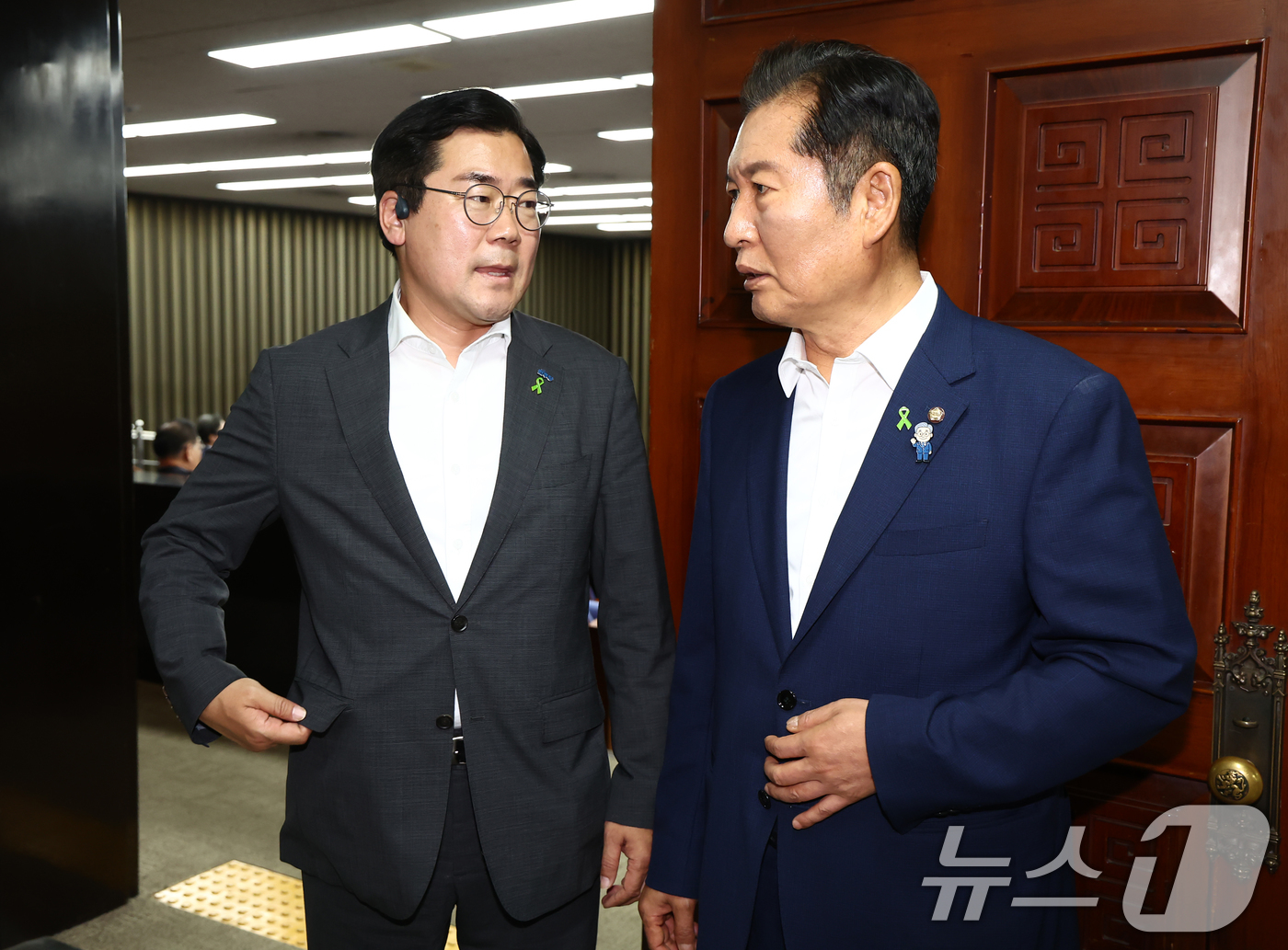 (서울=뉴스1) 김민지 기자 = 더불어민주당 당 대표 후보자인 박찬대·정청래 의원이 3일 서울 여의도 국회에서 열린 비공개 의원총회에 참석하며 대화하고 있다. 2025.7.3/뉴스 …