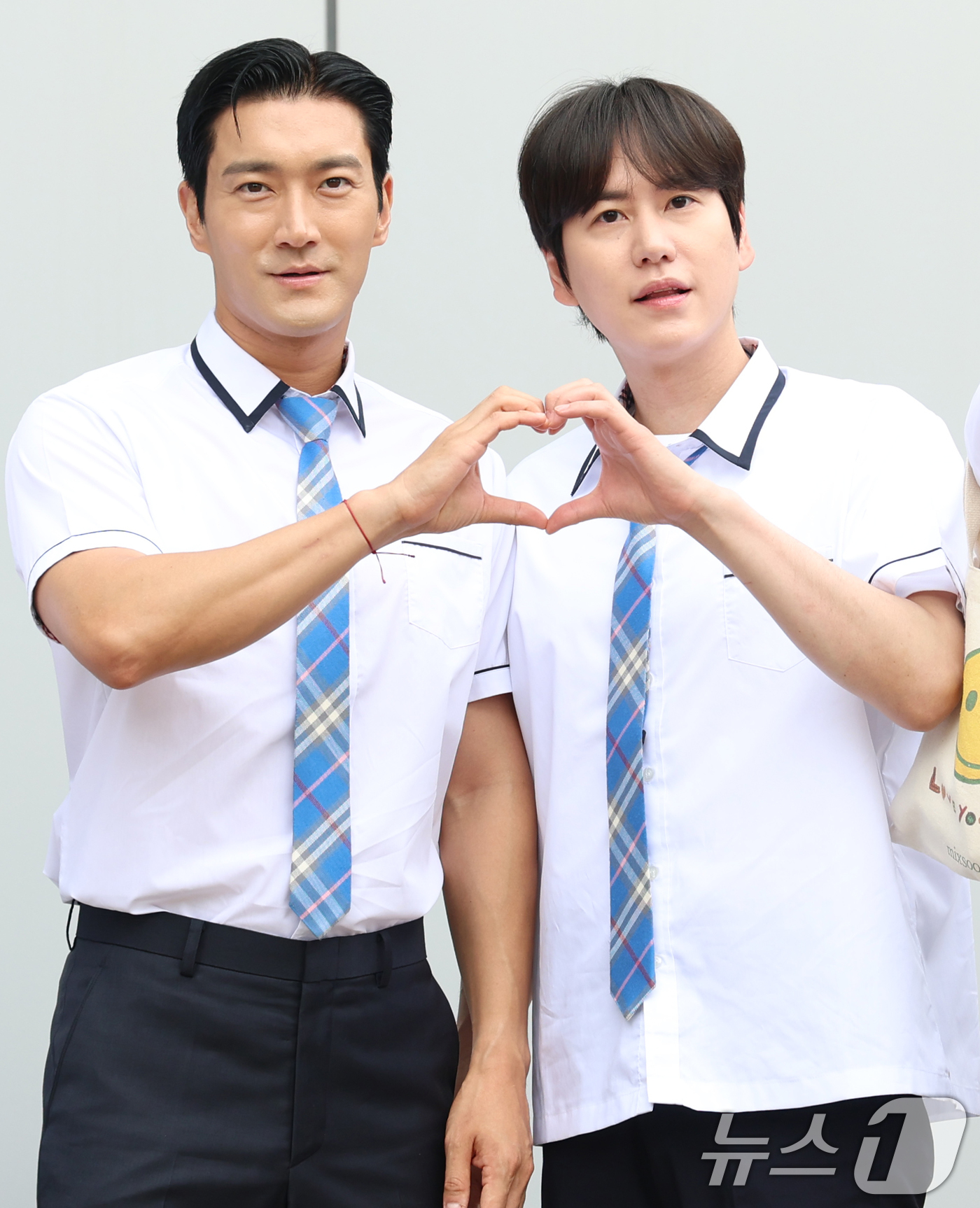 (고양=뉴스1) 권현진 기자 = 슈퍼주니어 최시원과 규현(오른쪽)이 3일 경기도 고양시 일산 동구 장항동 JTBC 일산스튜디오에서 열린 '아는 형님'(아형) 녹화에 참석해 포즈를 …