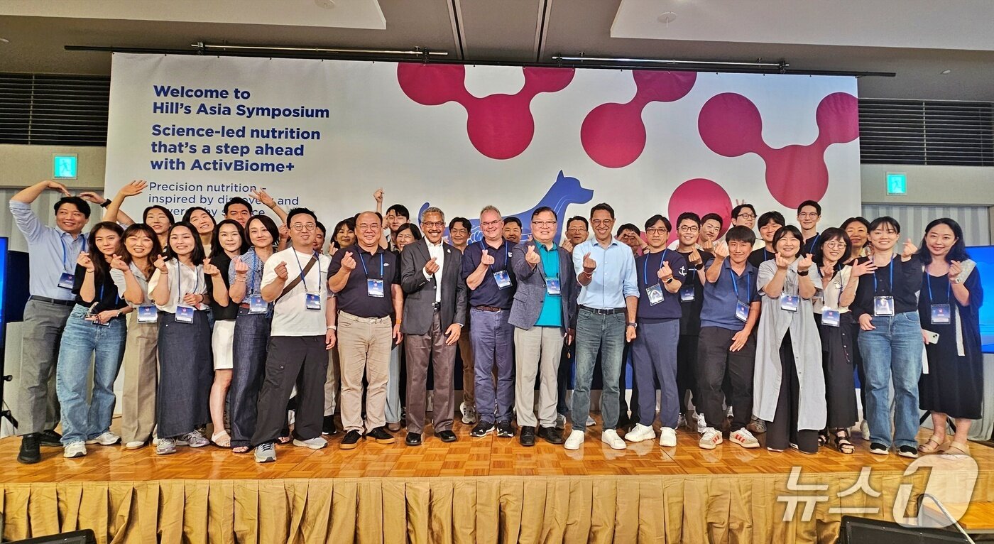 본문 이미지 - 6월 일본 오키나와에서 열린 '힐스 아시아 심포지엄' 참석자들이 기념사진을 찍고 있다. ⓒ 뉴스1