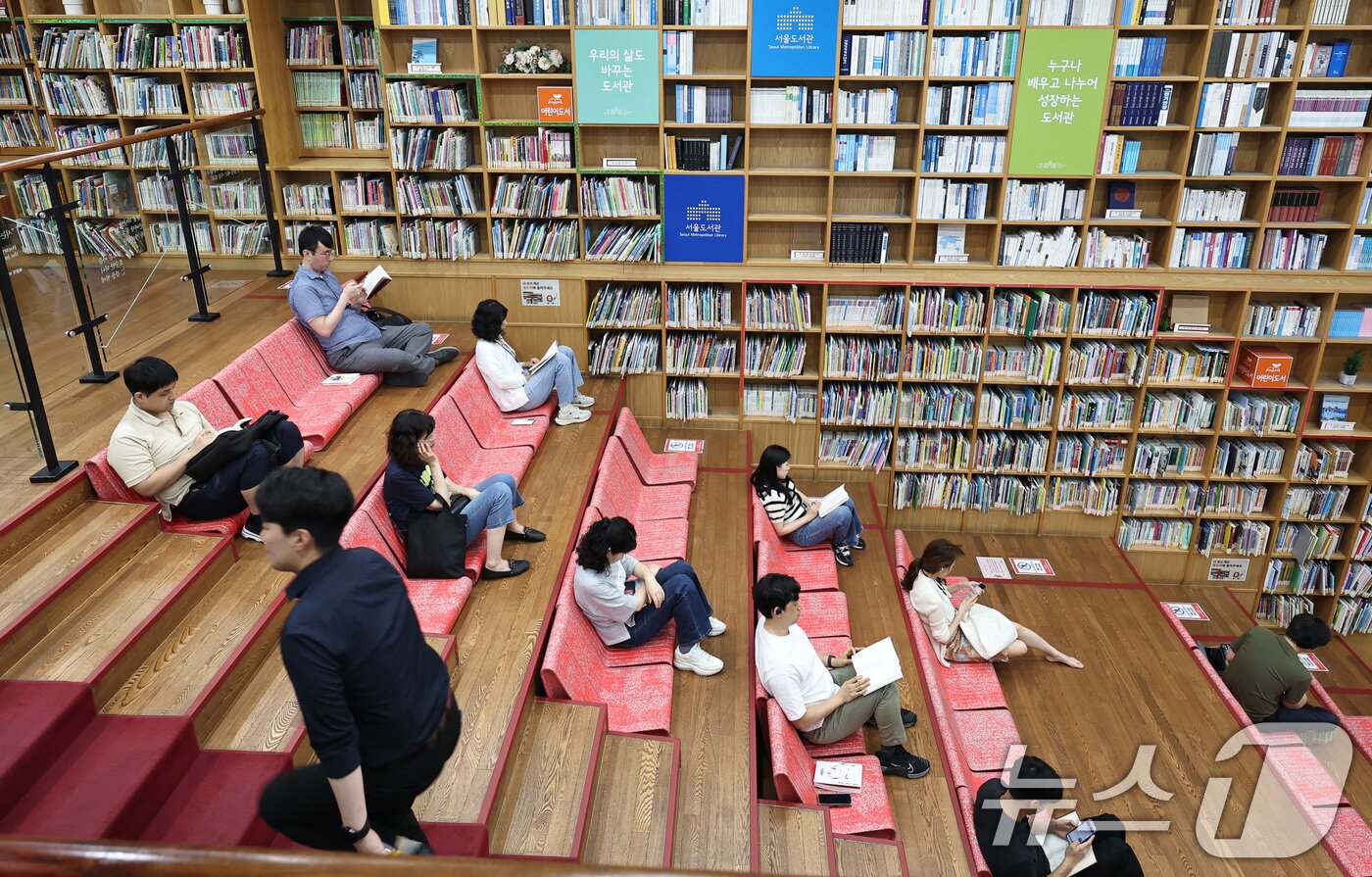 본문 이미지 - 무더위가 이어지는 3일 오후 서울도서관에서 시민들이 책을 읽으며 더위를 식히고 있다. 2025.7.3/뉴스1 ⓒ News1 구윤성 기자