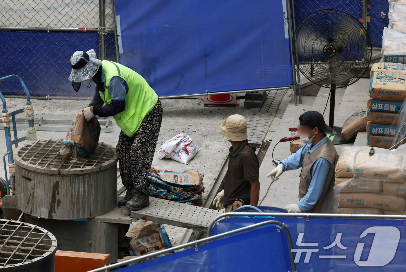 (서울=뉴스1) 구윤성 기자 = 무더위가 이어지는 3일 오후 서울 도심의 한 공사현장에서 노동자들이 선풍기 바람에 의지하며 작업을 하고 있다. 2025.7.3/뉴스1