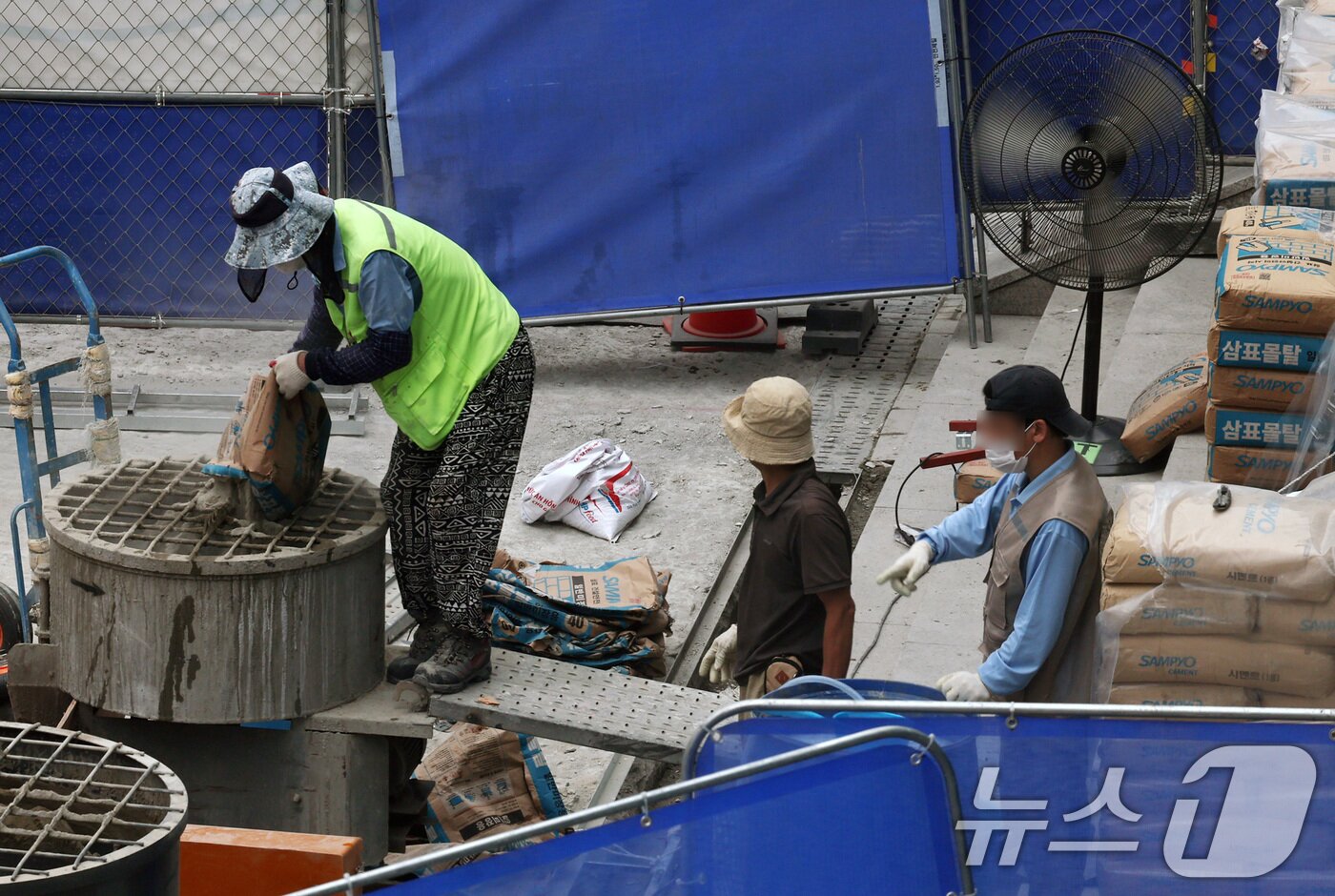 본문 이미지 - 서울 도심의 한 공사현장에서 노동자들이 선풍기 바람에 의지하며 작업을 하고 있다. 2025.7.3/뉴스1 ⓒ News1 구윤성 기자