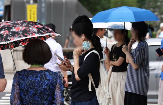 역대급 폭염에 '쿨링시트' 매출 20배 '껑충'…'얼음·음료' 수요도 급증