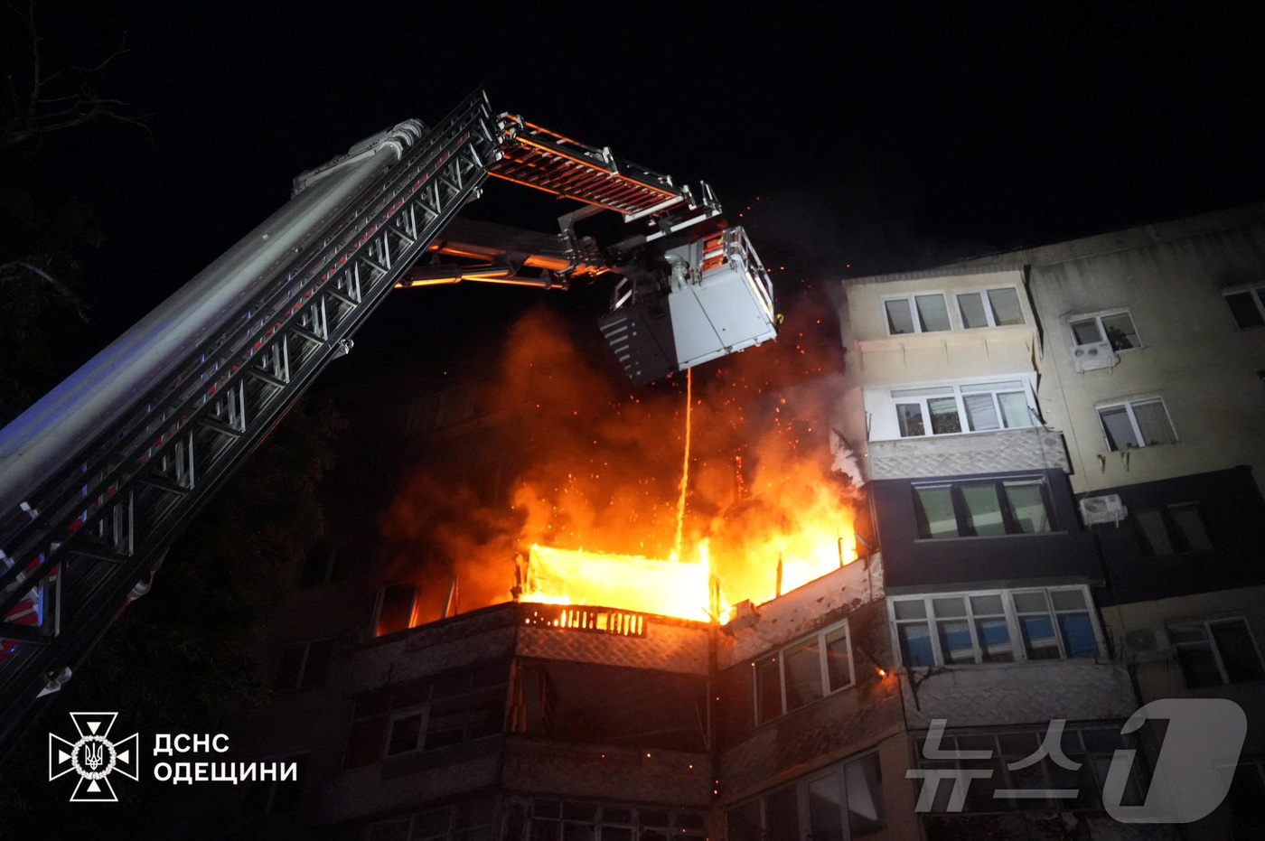 (오데사 로이터=뉴스1) 김지완 기자 = 3일(현지시간) 우크라이나 오데사에서 러시아 드론 공격을 받은 아파트에 화재가 발생해 소방관이 진화 작업을 벌이고 있다. 사진은 우크라이나 …