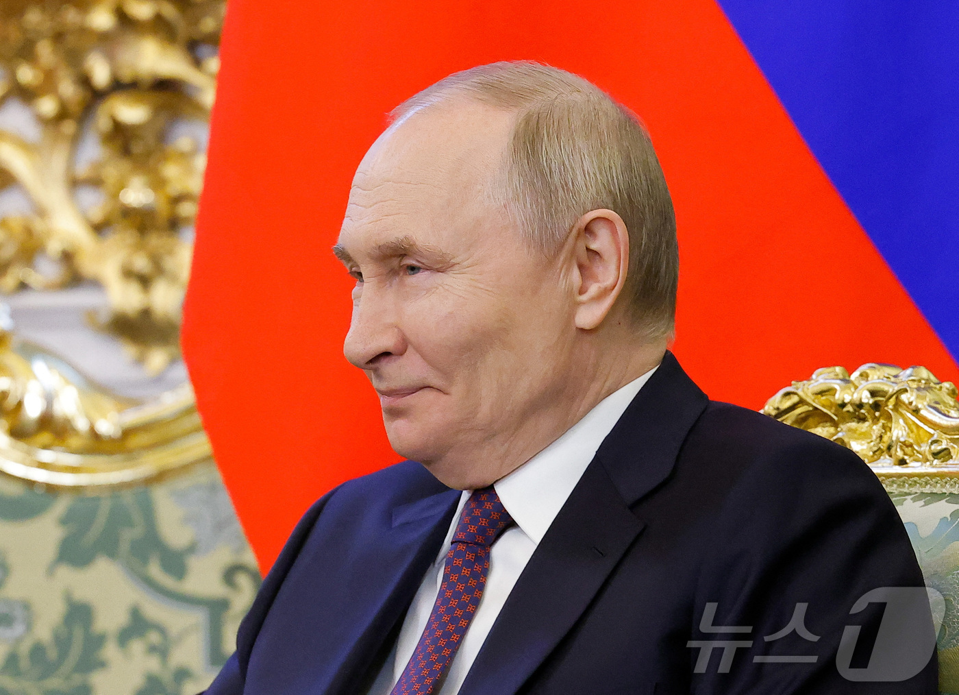 (모스크바 로이터=뉴스1) 김지완 기자 = 2일(현지시간) 블라디미르 푸틴 러시아 대통령이 모스크바 크렘린궁에서 사디르 자파로프 키르기스스탄 대통령과 만나고 있다. 2025.07. …