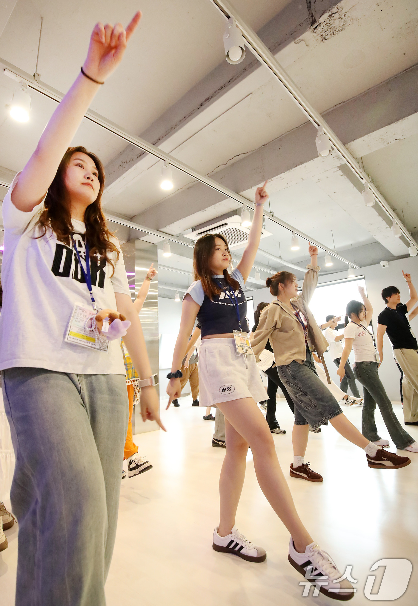 (대구=뉴스1) 공정식 기자 = '2025 대구국제대학생캠프'에 참가한 대구 자매·우호협력도시 대학생들이 3일 오전 대구 중구의 한 실용음악학원에서 K-POP 체험에 나서 아이돌 …