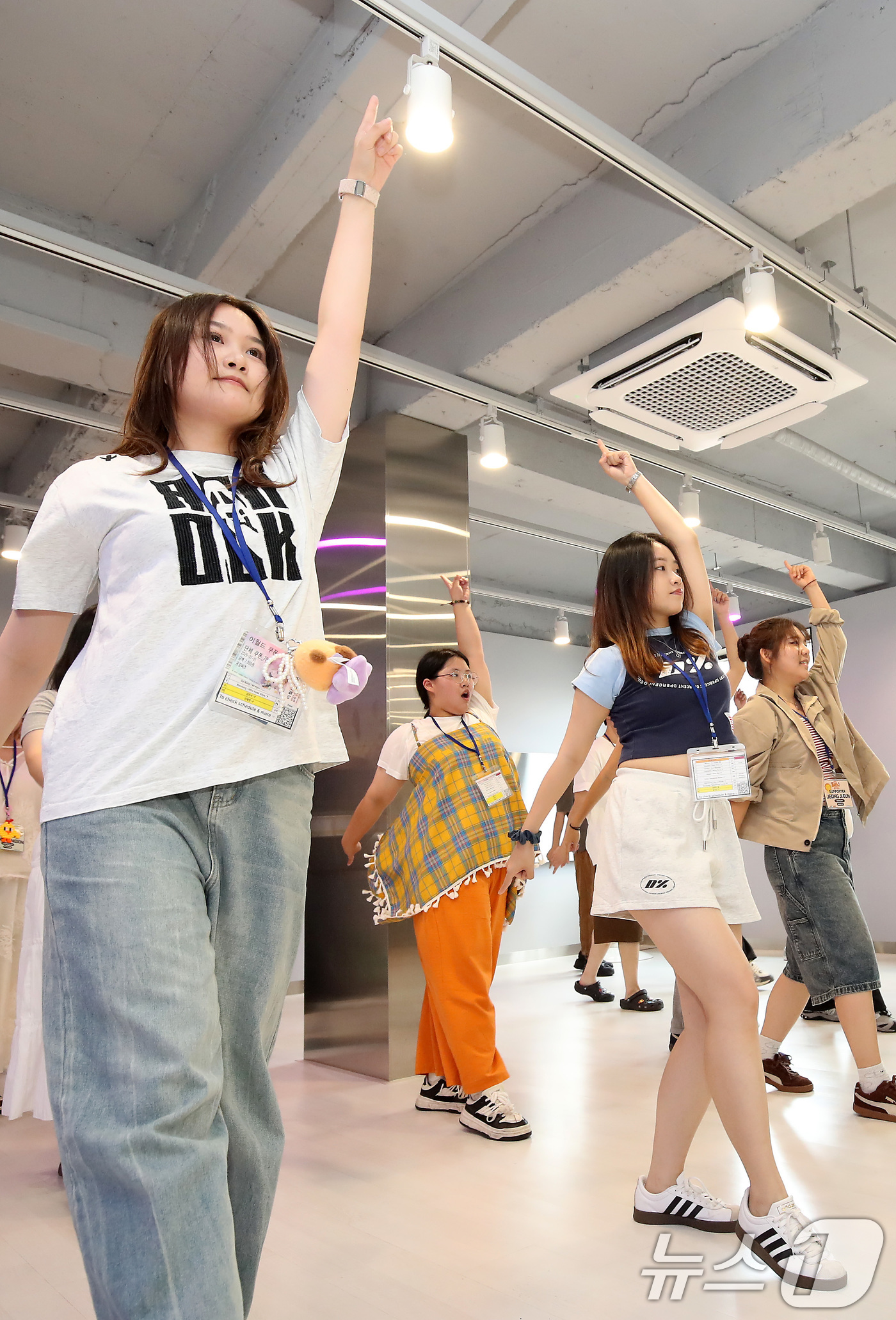 (대구=뉴스1) 공정식 기자 = '2025 대구국제대학생캠프'에 참가한 대구 자매·우호협력도시 대학생들이 3일 오전 대구 중구의 한 실용음악학원에서 K-POP 체험에 나서 아이돌 …