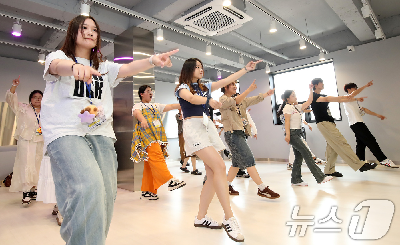 (대구=뉴스1) 공정식 기자 = '2025 대구국제대학생캠프'에 참가한 대구 자매·우호협력도시 대학생들이 3일 오전 대구 중구의 한 실용음악학원에서 K-POP 체험에 나서 아이돌 …