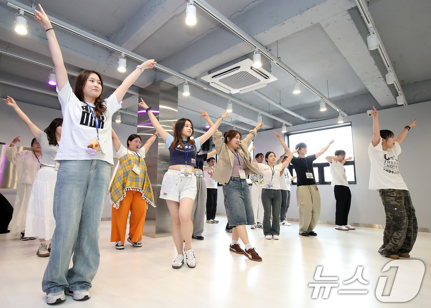 (대구=뉴스1) 공정식 기자 = '2025 대구국제대학생캠프'에 참가한 대구 자매·우호협력도시 대학생들이 3일 오전 대구 중구의 한 실용음악학원에서 K-POP 체험에 나서 아이돌 …