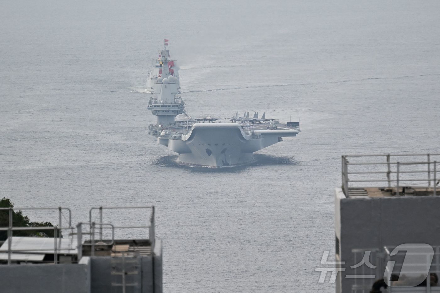 (홍콩 AFP=뉴스1) 김지완 기자 = 3일 중국 홍콩 앞바다에서 항공모함 산둥호가 항해하고 있다. 산둥호는 중국의 두 번째 항공모함이며, 자체적으로 건조한 최초의 항공모함으로 2 …