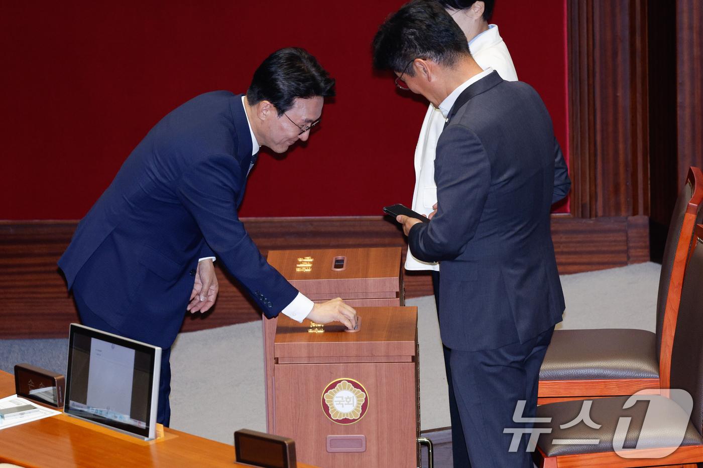 (서울=뉴스1) 안은나 기자 = 김민석 국무총리 후보자가 3일 오후 서울 여의도 국회에서 열린 제426회국회(임시회) 제4차 본회의에서 본인의 임명동의안에 무기명 투표하고 있다. …