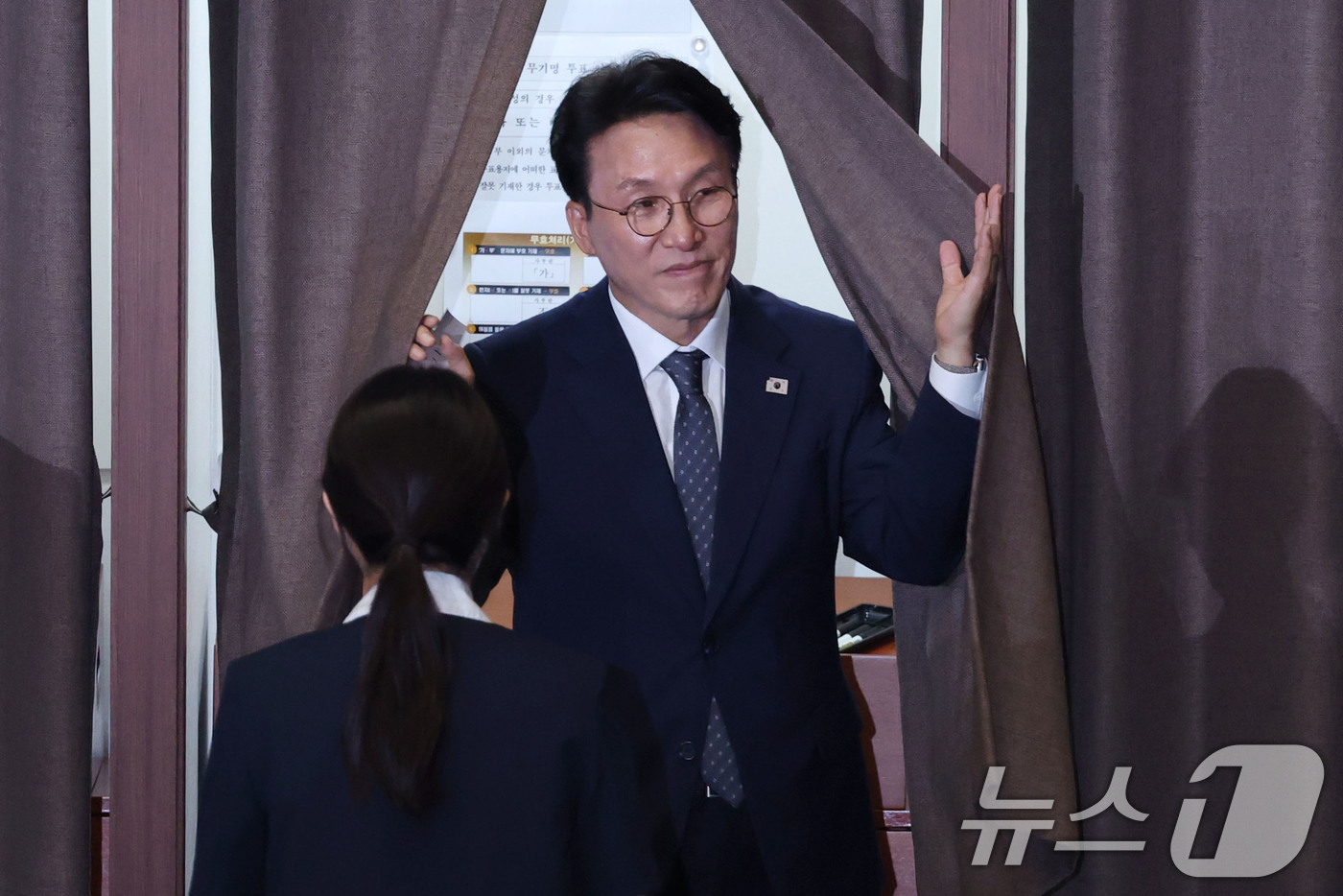 (서울=뉴스1) 이광호 기자 = 김민석 국무총리 후보자가 3일 오후 서울 여의도 국회에서 열린 본회의에서 국무총리 임명동의안 무기명 투표를 하고 있다.  2025.7.3/뉴스1