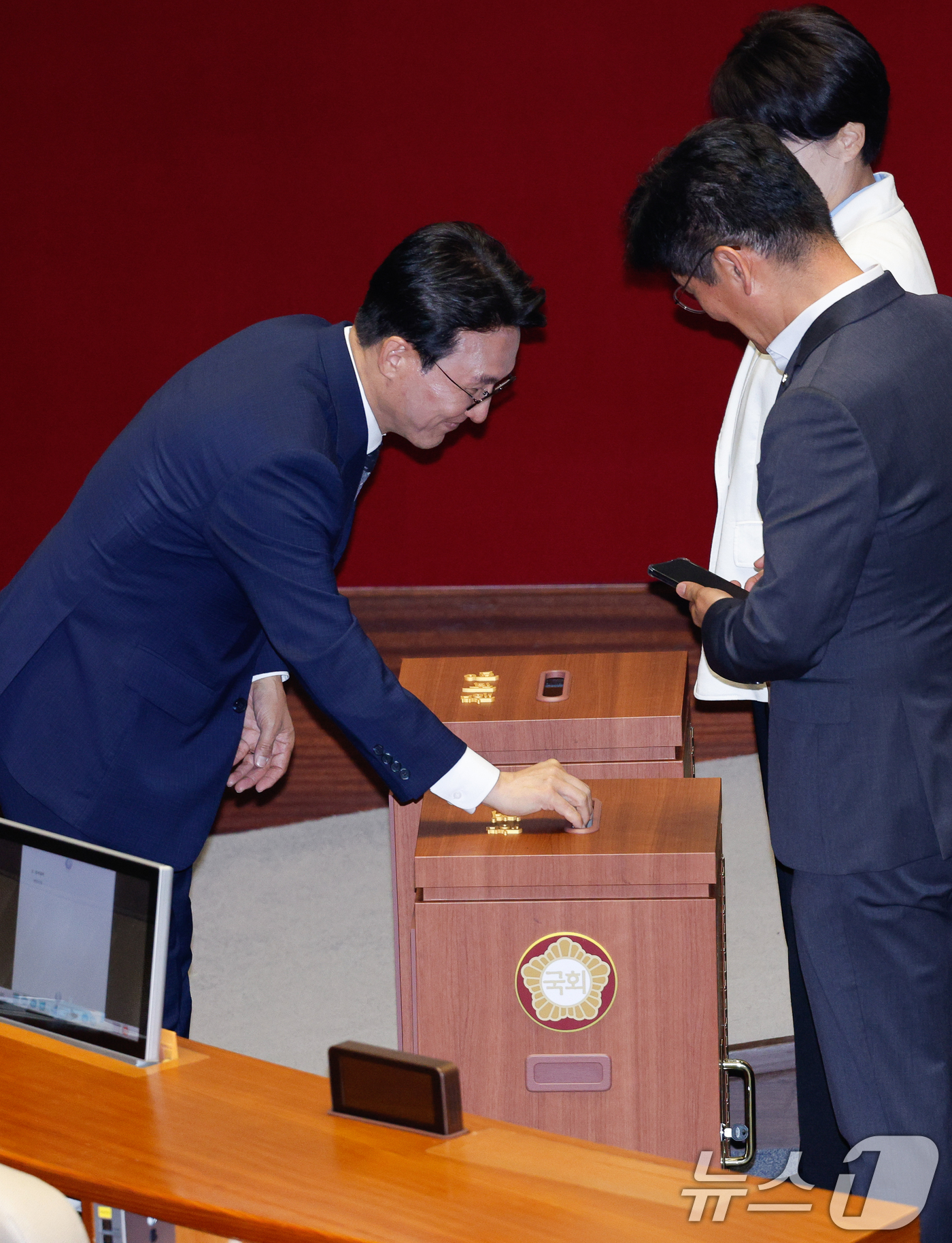 (서울=뉴스1) 안은나 기자 = 김민석 국무총리 후보자가 3일 오후 서울 여의도 국회에서 열린 제426회국회(임시회) 제4차 본회의에서 본인의 임명동의안에 무기명 투표하고 있다. …