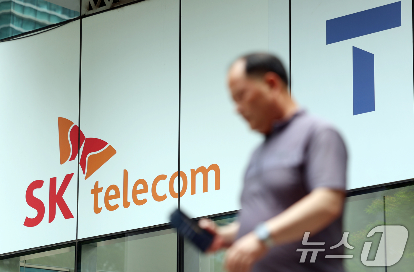 (서울=뉴스1) 김명섭 기자 = SK텔레콤의 유심 해킹 사고와 관련된 민관합동조사단의 최종 조사가 마무리됨에 따라 조만간 과학기술정보통신부가 위약금 면제 여부 등에 대한 입장을 밝 …