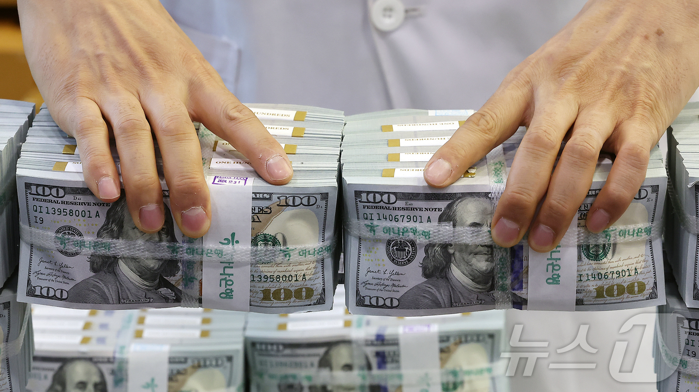 (서울=뉴스1) 김진환 기자 = 3일 서울 중구 하나은행 위변조대응센터 직원이 달러화를 정리하고 있다.이날 한국은행에 따르면 지난 6월말 외환보유액은 전월 대비 56억1000만달러 …