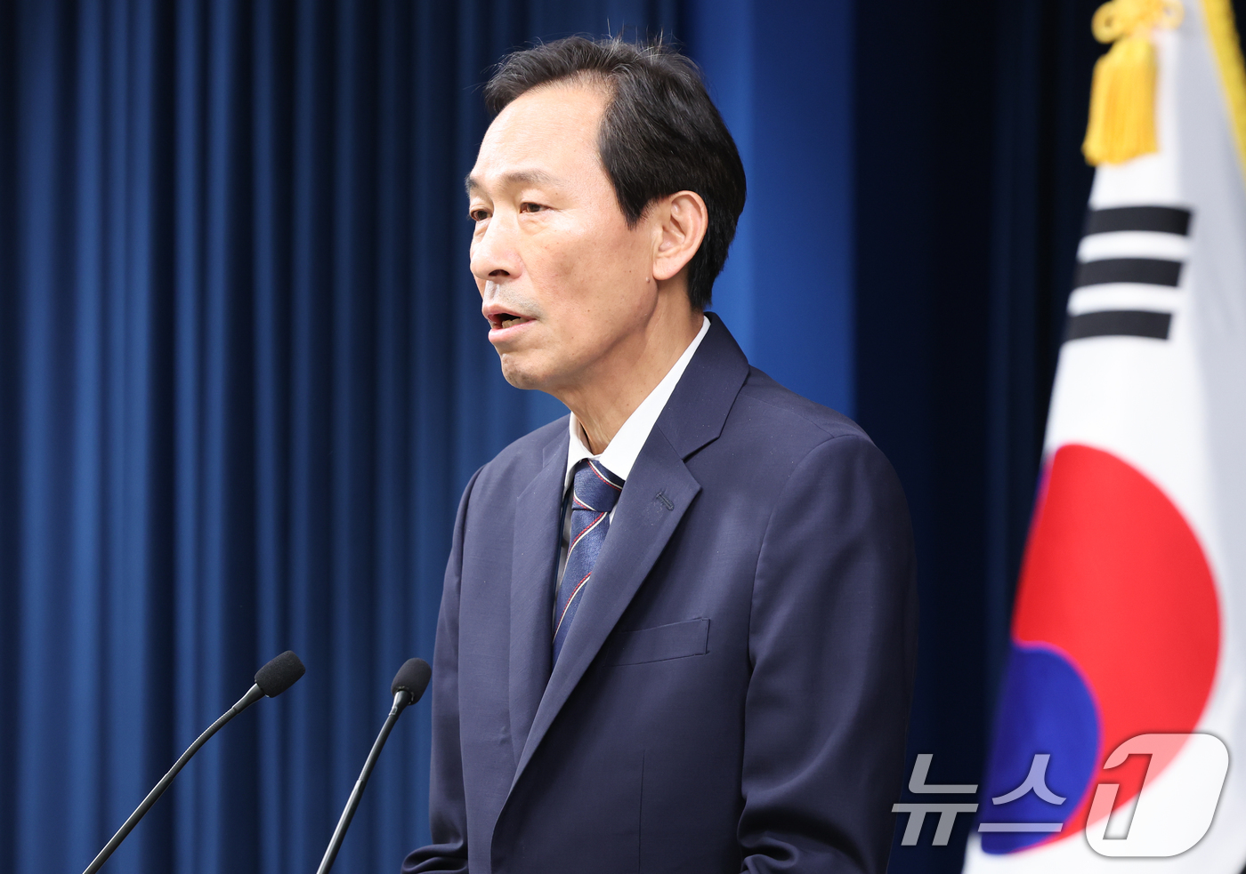 (서울=뉴스1) 허경 기자 = 우상호 정무수석이 3일 서울 용산구 대통령실 청사에서 야5당 지도부 오찬 관련 브리핑을 하고 있다. 2025.7.3/뉴스1