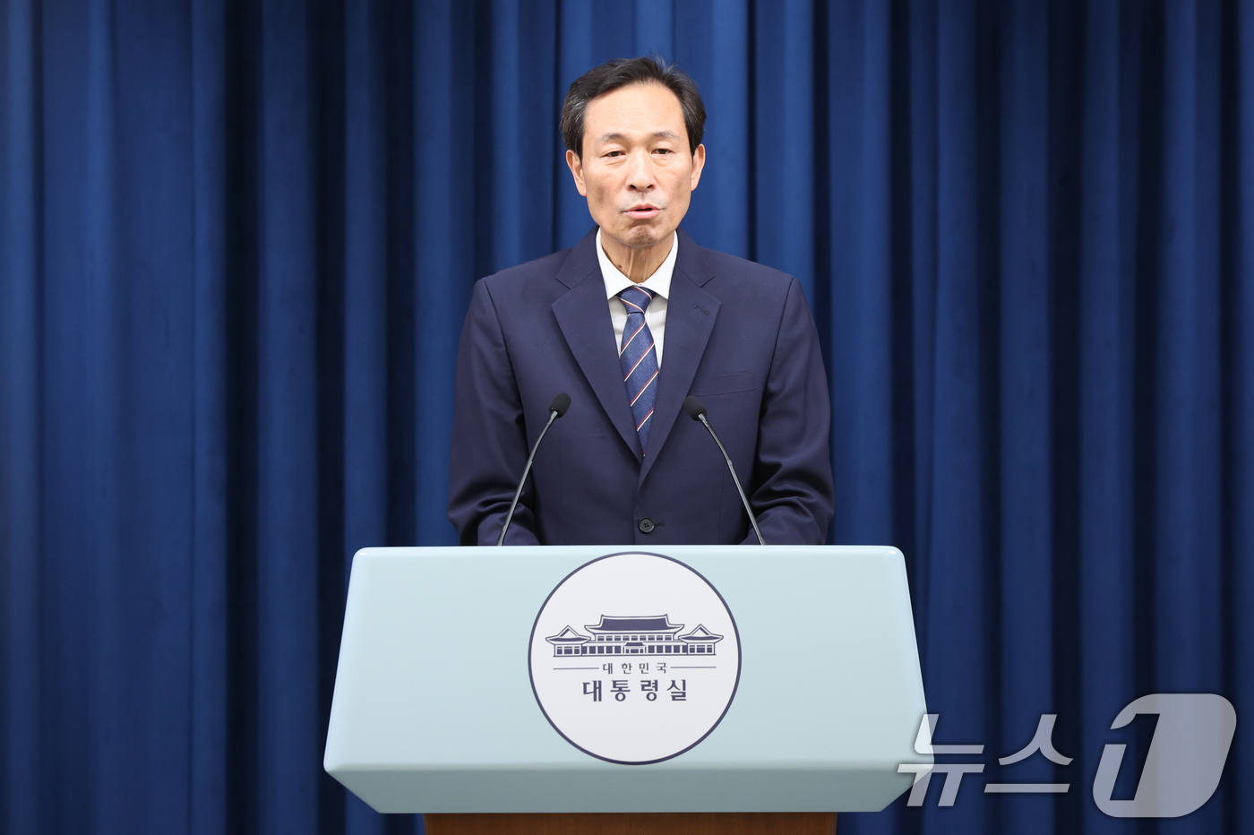 (서울=뉴스1) 허경 기자 = 우상호 정무수석이 3일 서울 용산구 대통령실 청사에서 야5당 지도부 오찬 관련 브리핑을 하고 있다. 2025.7.3/뉴스1