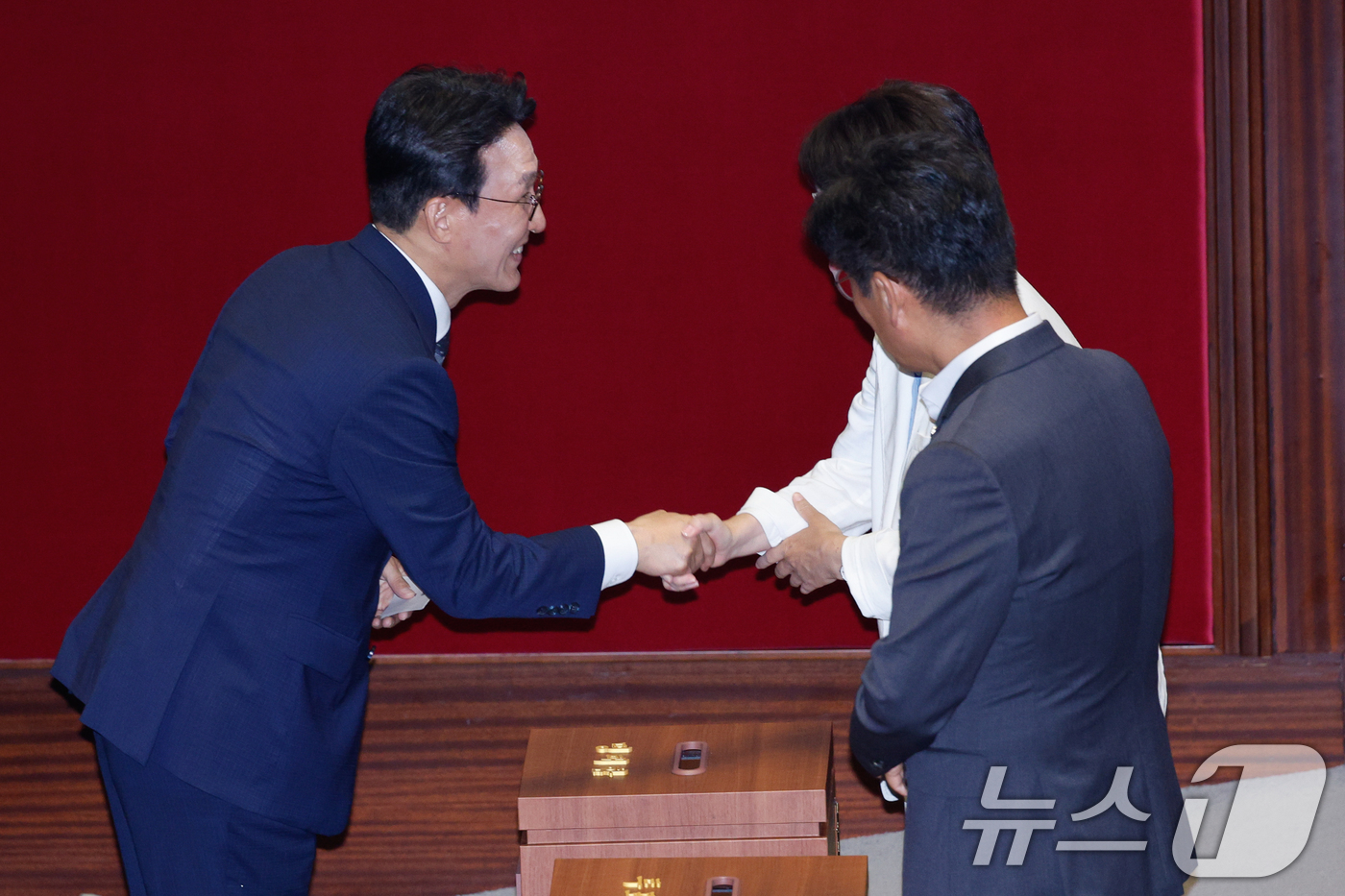 (서울=뉴스1) 안은나 기자 = 김민석 국무총리 후보자가 3일 오후 서울 여의도 국회에서 열린 제426회국회(임시회) 제4차 본회의에서 본인의 임명동의안에 무기명 투표하고 있다. …