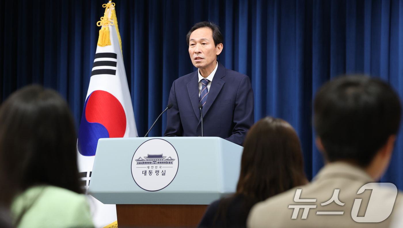 (서울=뉴스1) 허경 기자 = 우상호 정무수석이 3일 서울 용산구 대통령실 청사에서 야5당 지도부 오찬 관련 브리핑을 하고 있다. 2025.7.3/뉴스1