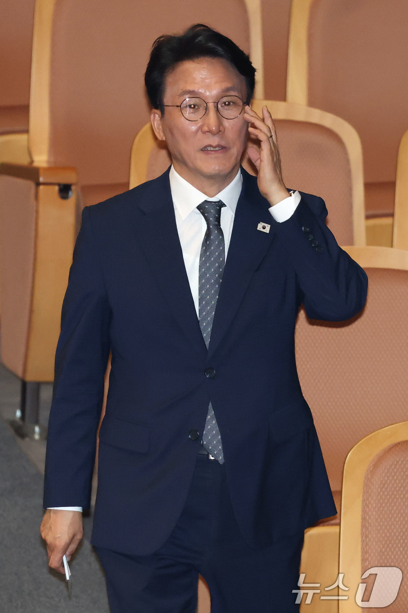 (서울=뉴스1) 이광호 기자 = 김민석 국무총리 후보자가 3일 오후 서울 여의도 국회에서 열린 본회의에서 국무총리 임명동의안 무기명 투표를 하고 있다.  2025.7.3/뉴스1