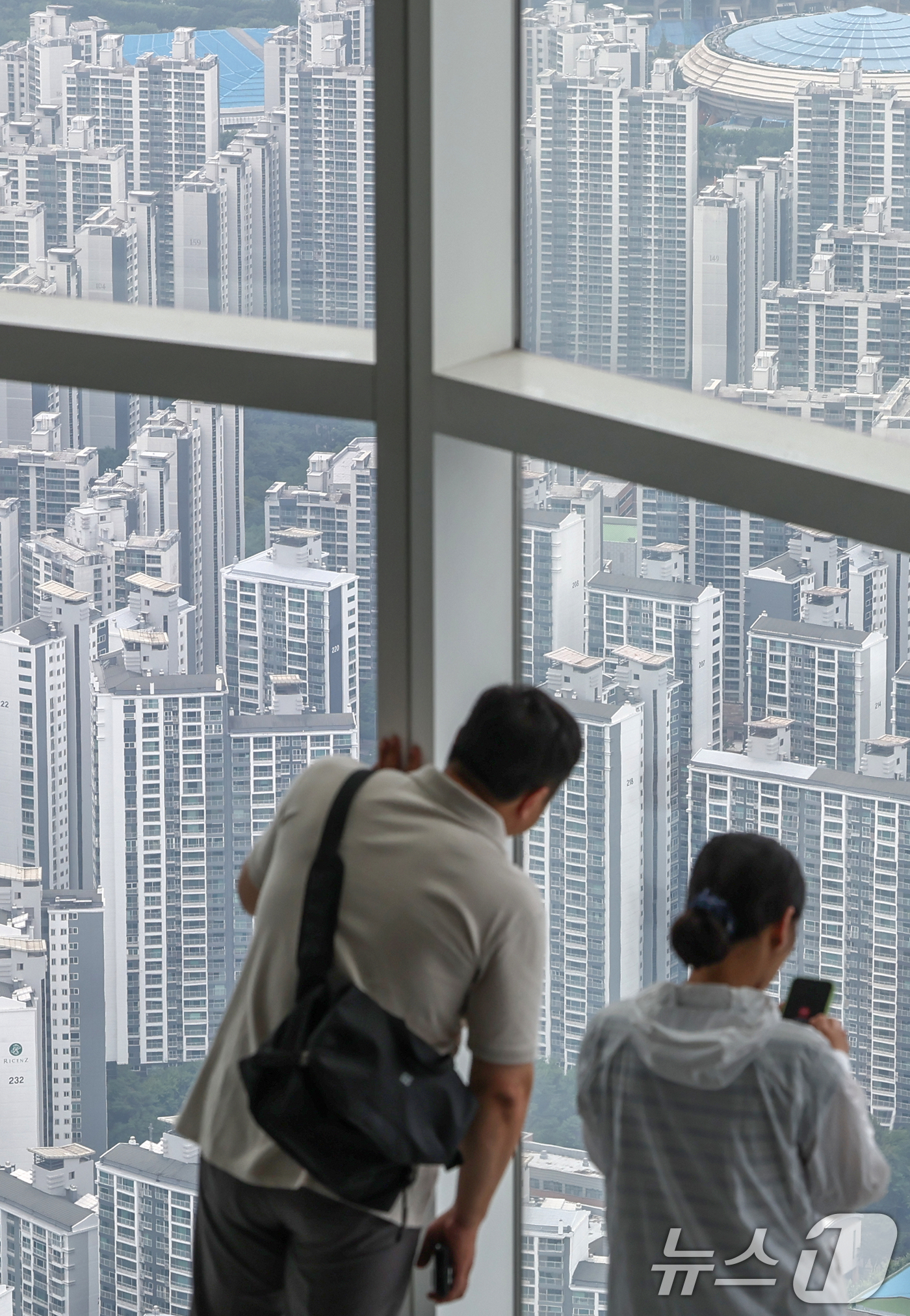 (서울=뉴스1) 민경석 기자 = 이재명 대통령이 3일 정부의 부동산 정책에 대해 "이번 대출 규제는 맛보기에 불과하다"며 "수요 억제책은 많이 남아있다"고 밝혔다.이 대통령은 3일 …