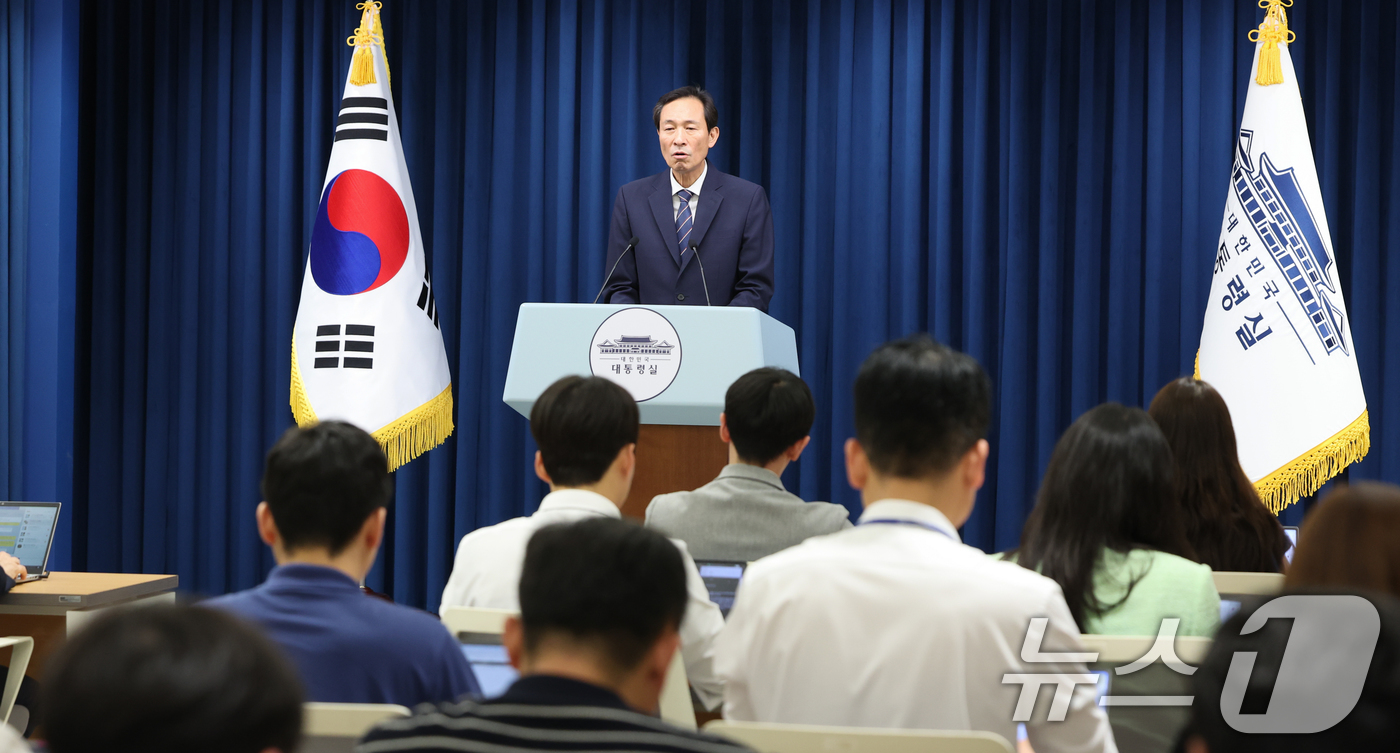 (서울=뉴스1) 허경 기자 = 우상호 정무수석이 3일 서울 용산구 대통령실 청사에서 야5당 지도부 오찬 관련 브리핑을 하고 있다. 2025.7.3/뉴스1