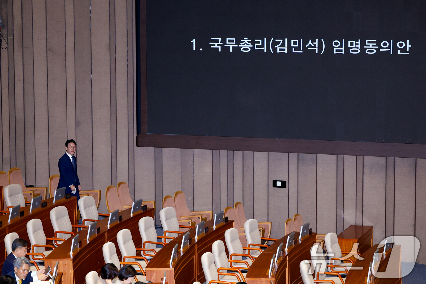 (서울=뉴스1) 안은나 기자 = 김민석 국무총리 후보자가 3일 오후 서울 여의도 국회에서 열린 제426회국회(임시회) 제4차 본회의에서 본인의 임명동의안에 무기명 투표하고 있다. …