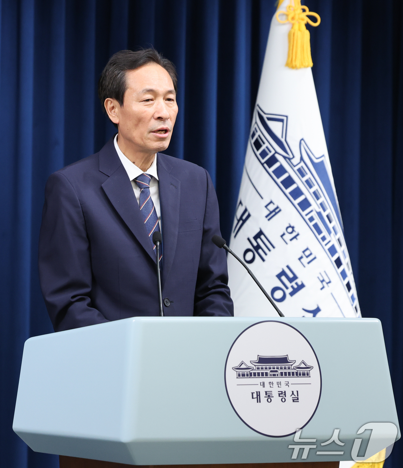 (서울=뉴스1) 허경 기자 = 우상호 정무수석이 3일 서울 용산구 대통령실 청사에서 야5당 지도부 오찬 관련 브리핑을 하고 있다. 2025.7.3/뉴스1