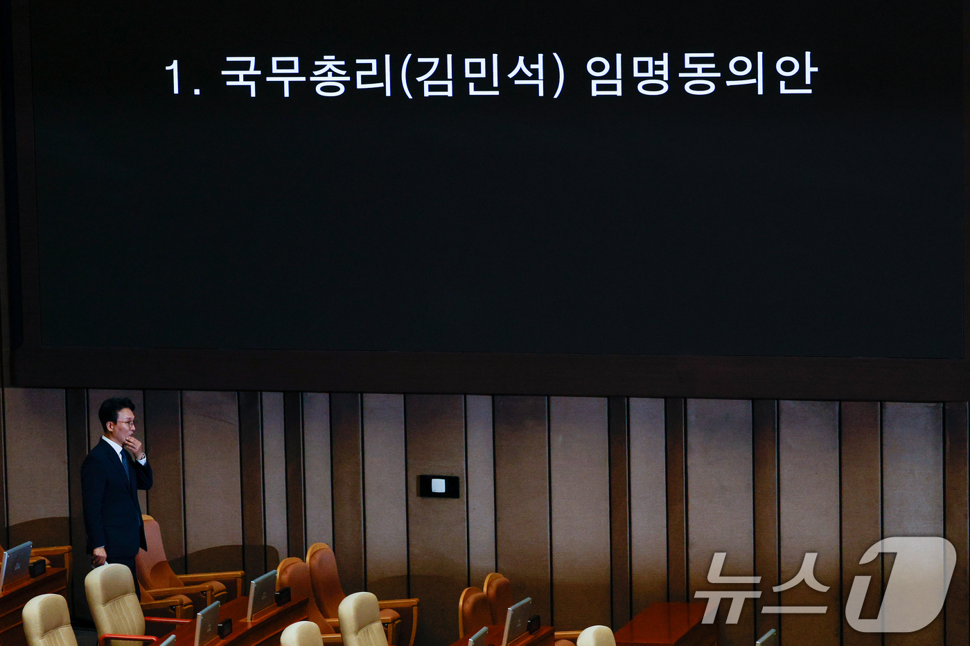 (서울=뉴스1) 안은나 기자 = 김민석 국무총리 후보자가 3일 오후 서울 여의도 국회에서 열린 제426회국회(임시회) 제4차 본회의에서 본인의 임명동의안에 무기명 투표한 뒤 투표함 …