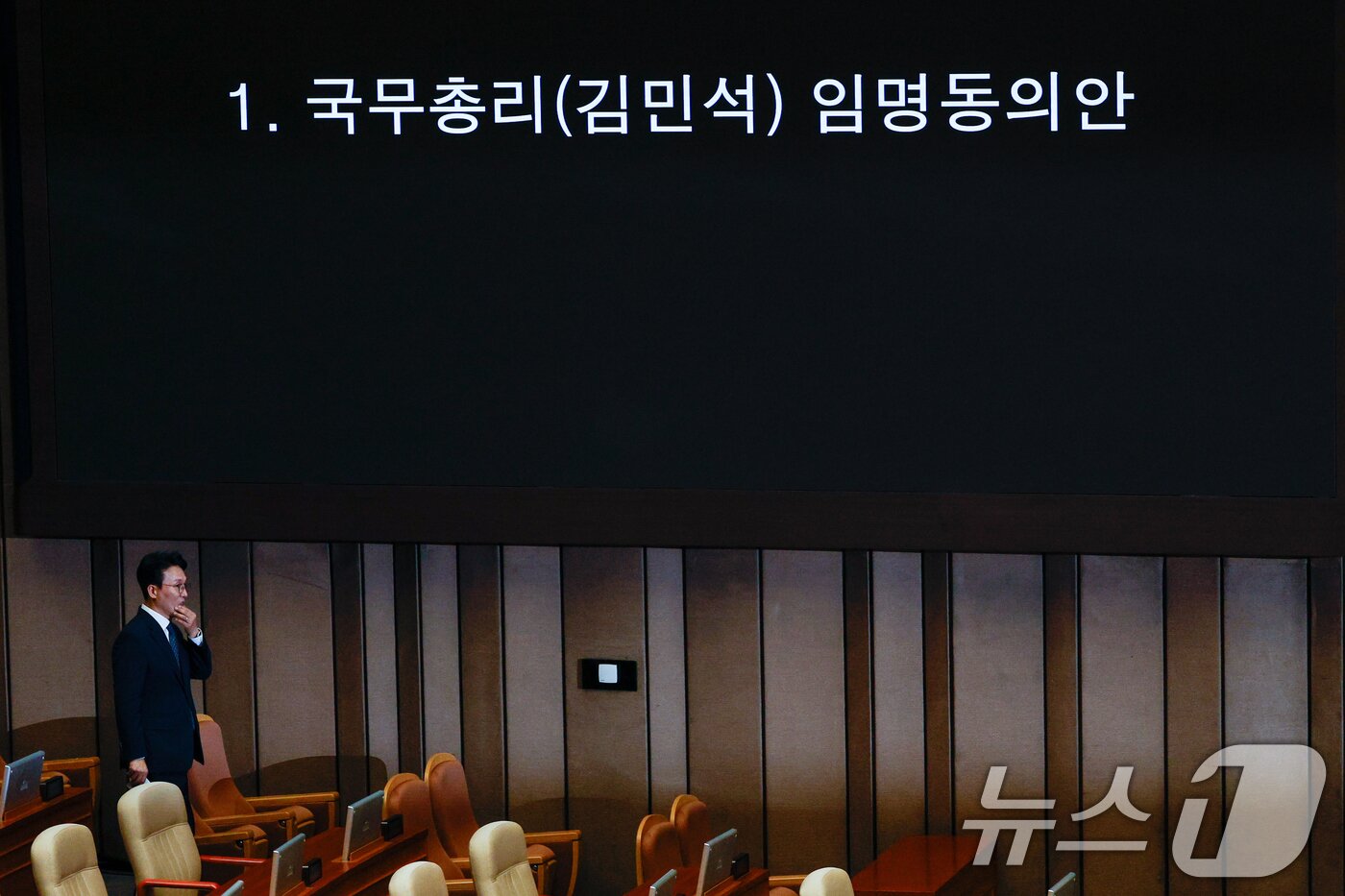 본문 이미지 - 김민석 국무총리 후보자가 3일 오후 서울 여의도 국회에서 열린 제426회국회&#40;임시회&#41; 제4차 본회의에서 본인의 임명동의안에 무기명 투표한 뒤 투표함으로 향하고 있다. 2025.7.3/뉴스1 ⓒ News1 안은나 기자