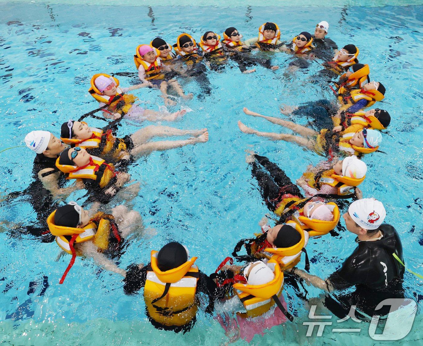 (안산=뉴스1) 김영운 기자 = 3일 오후 경기 안산시 경기해양안전체험관에서 초등학생들이 본격적인 여름 방학철을 앞두고 물놀이 등 수상안전사고에 대비한 생존수영을 배우고 있다. 2 …