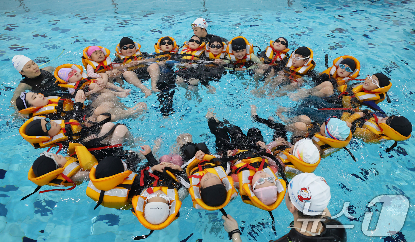 (안산=뉴스1) 김영운 기자 = 3일 오후 경기 안산시 경기해양안전체험관에서 초등학생들이 본격적인 여름 방학철을 앞두고 물놀이 등 수상안전사고에 대비한 생존수영을 배우고 있다. 2 …