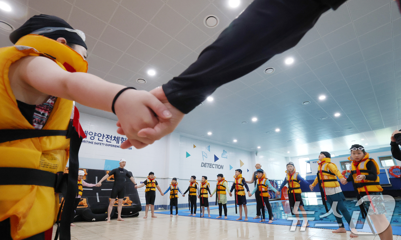 (안산=뉴스1) 김영운 기자 = 3일 오후 경기 안산시 경기해양안전체험관에서 초등학생들이 본격적인 여름 방학철을 앞두고 물놀이 등 수상안전사고에 대비한 생존수영을 배우고 있다. 2 …