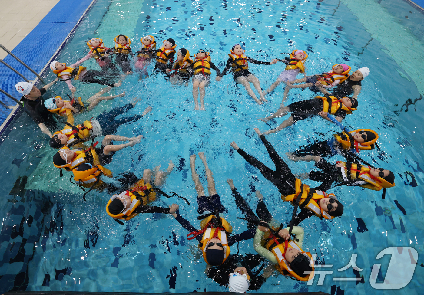 (안산=뉴스1) 김영운 기자 = 3일 오후 경기 안산시 경기해양안전체험관에서 초등학생들이 본격적인 여름 방학철을 앞두고 물놀이 등 수상안전사고에 대비한 생존수영을 배우고 있다. …