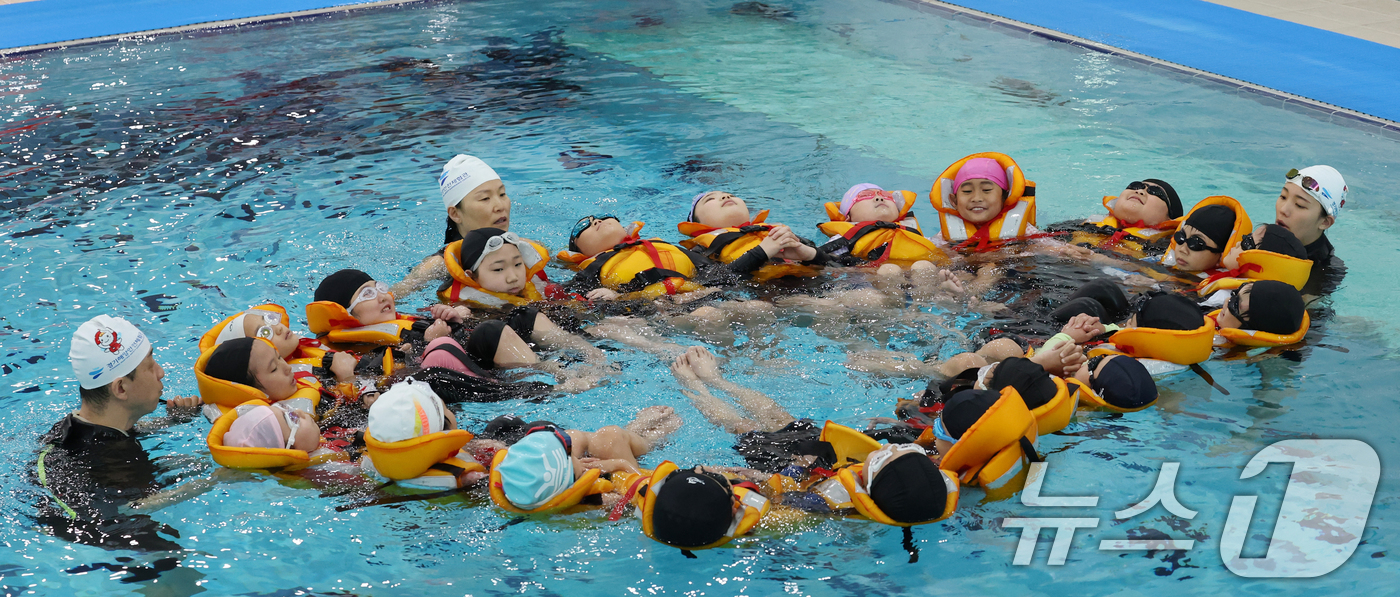 (안산=뉴스1) 김영운 기자 = 3일 오후 경기 안산시 경기해양안전체험관에서 초등학생들이 본격적인 여름 방학철을 앞두고 물놀이 등 수상안전사고에 대비한 생존수영을 배우고 있다. 2 …