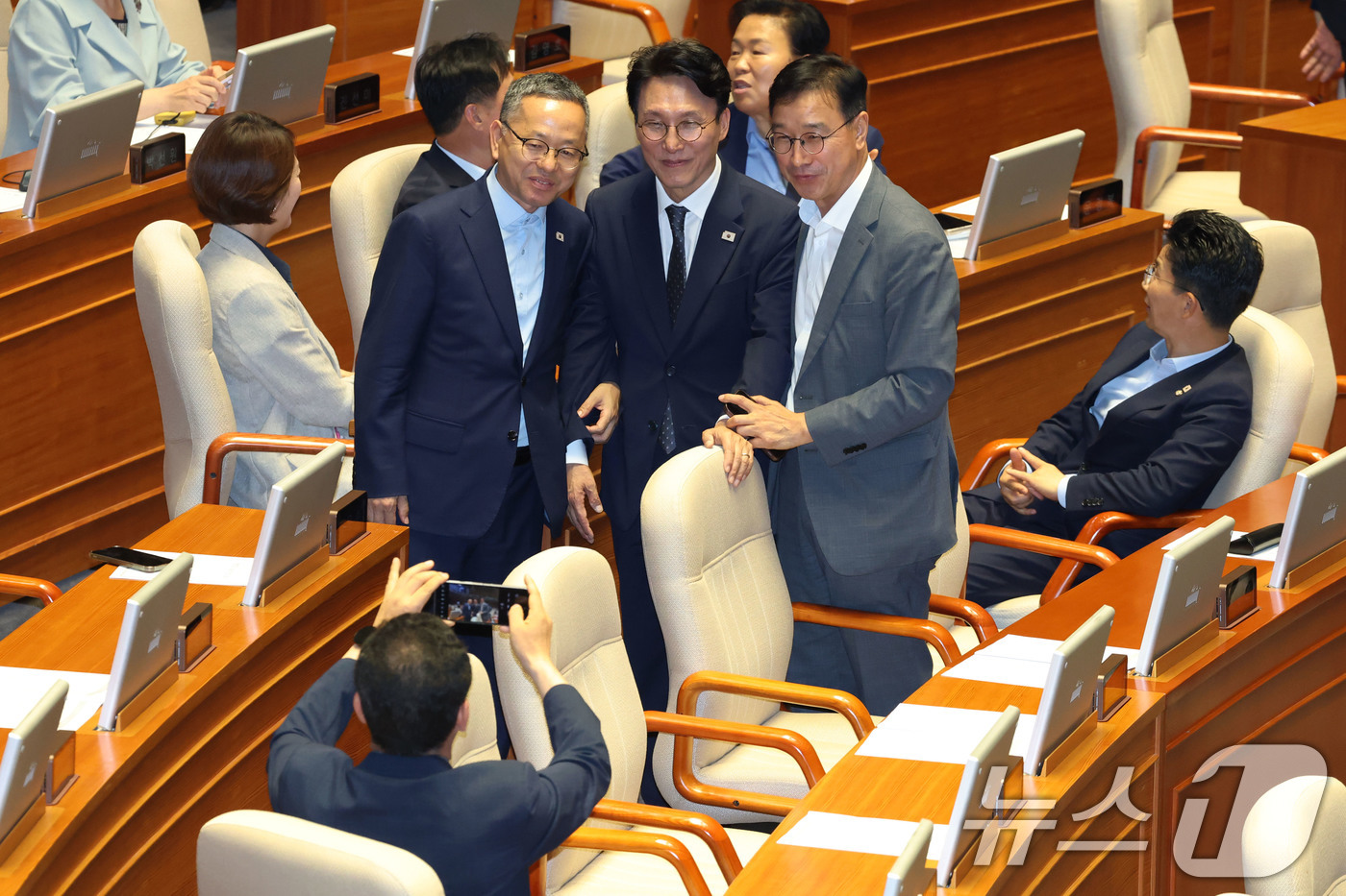 (서울=뉴스1) 이광호 기자 = 김민석 국무총리 후보자가 3일 오후 서울 여의도 국회에서 열린 본회의에서 국무총리 임명동의안 무기명 투표를 마친뒤 동료의원들과 기념촬영을 하고 있다 …