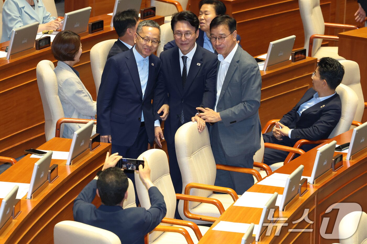 본문 이미지 - 김민석 국무총리 후보자가 3일 오후 서울 여의도 국회에서 열린 본회의에서 국무총리 임명동의안 무기명 투표를 마친뒤 동료의원들과 기념촬영을 하고 있다. 2025.7.3/뉴스1 ⓒ News1 이광호 기자