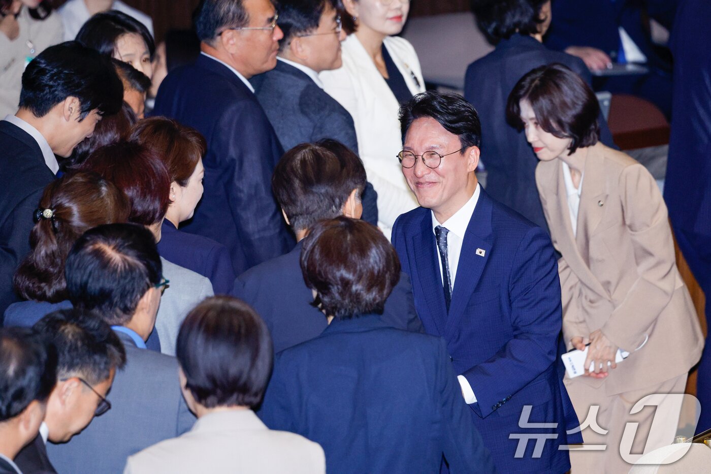 본문 이미지 - 김민석 국무총리 후보자가 3일 오후 서울 여의도 국회에서 열린 제426회국회&#40;임시회&#41; 제4차 본회의에서 본인의 임명동의안에 무기명 투표를 하기 위해 줄 선 동료 의원들과 악수하고 있다. 2025.7.3/뉴스1 ⓒ News1 안은나 기자
