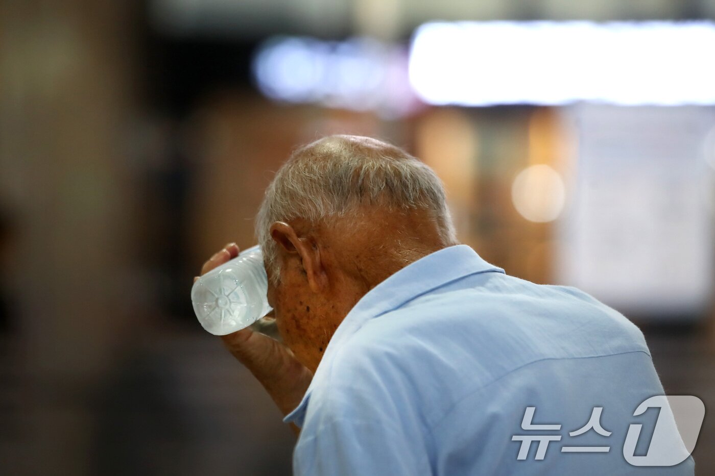 본문 이미지 - 일주일째 폭염특보가 이어진 3일 대구 북구 대구역 대합실에서 한 어르신이 얼음 생수통를 머리에 대고 더위를 식히고 있다. 2025.7.3/뉴스1 ⓒ News1 공정식 기자
