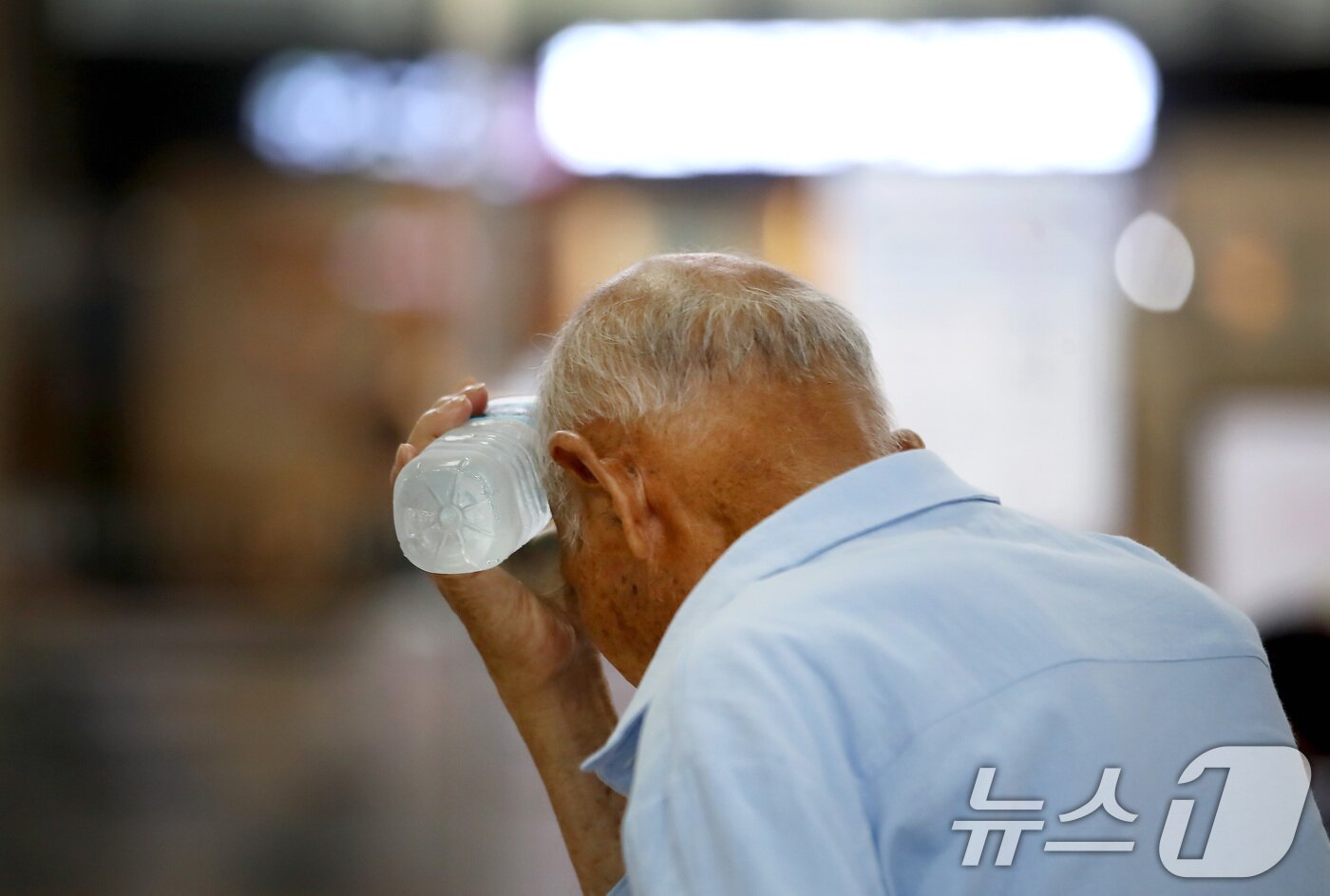 본문 이미지 - 일주일째 폭염특보가 이어진 3일 대구 북구 대구역 대합실에서 한 어르신이 얼음 생수통를 머리에 대고 더위를 식히고 있다. 2025.7.3/뉴스1 ⓒ News1 공정식 기자