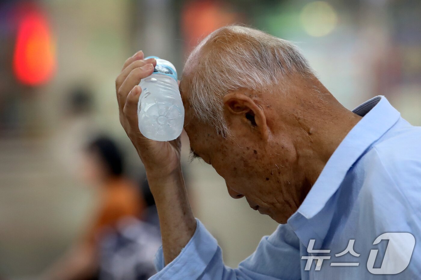 본문 이미지 - 일주일째 폭염특보가 이어진 3일 대구 북구 대구역 대합실에서 한 어르신이 얼음 생수통를 머리에 대고 더위를 식히고 있다. 2025.7.3/뉴스1 ⓒ News1 공정식 기자