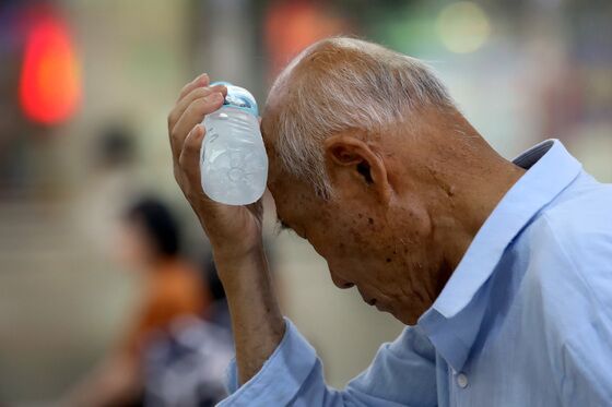 같이 서 있어도 10도 더 뜨겁다…폭염 공포 덮친 '1.5m 존'