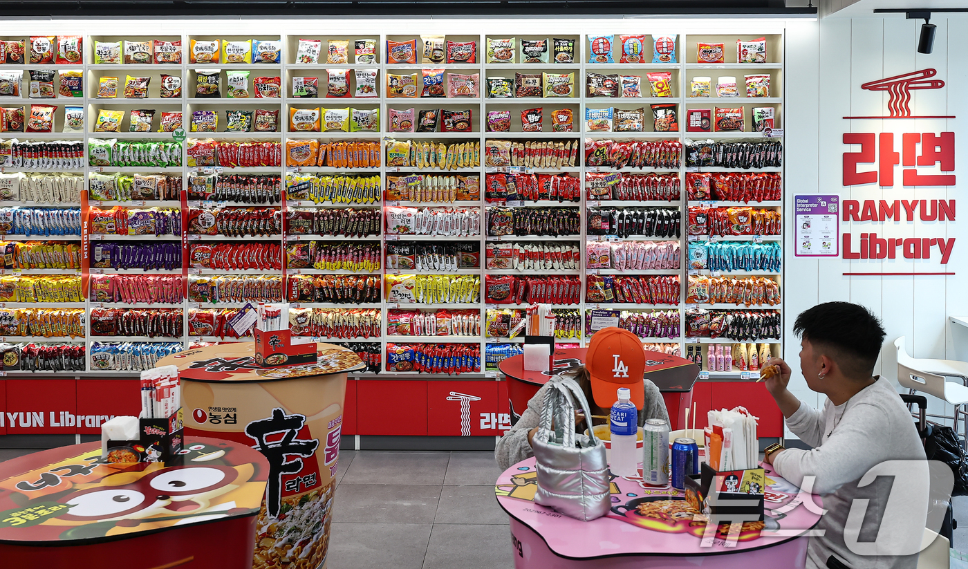 (서울=뉴스1) 김도우 기자 = 3일 서울 마포구 CU 홍대상상점 라면 라이브러리를 찾은 외국인들이 라면을 먹고 있다.올해 상반기 K-푸드 플러스(K-Food+) 수출이 전년 동기 …