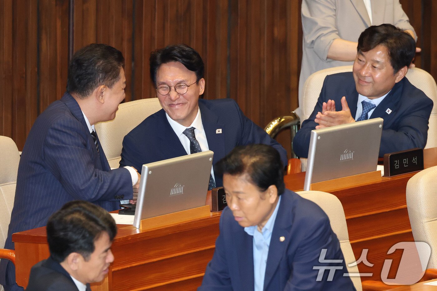 본문 이미지 - 김민석 국무총리 후보자가 3일 오후 서울 여의도 국회에서 열린 본회의에서 국무총리 임명동의안이 가결되자 김병기 더불어민주당 당대표 직무대행 겸 원내대표의 축하를 받고 있다. 2025.7.3/뉴스1 ⓒ News1 이광호 기자