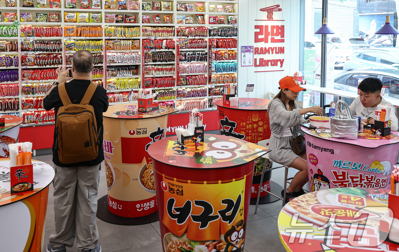 (서울=뉴스1) 김도우 기자 = 3일 서울 마포구 CU 홍대상상점 라면 라이브러리를 찾은 외국인들이 라면을 먹고 있다.올해 상반기 K-푸드 플러스(K-Food+) 수출이 전년 동기 …