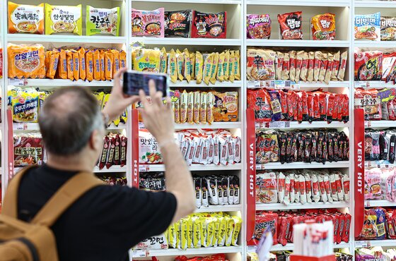 본문 이미지 - 지난 7월서울 마포구 CU 홍대상상점 라면 라이브러리를 찾은 고객이 라면을 살펴보고 있다. 2025.7.3/뉴스1 ⓒ News1 김도우 기자