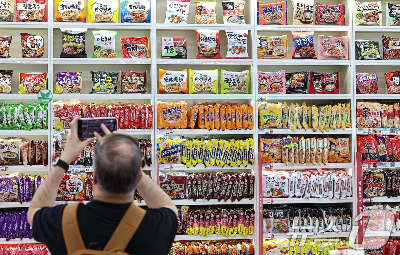 본문 이미지 - 고객이 라면을 살펴보고 있다. 올해 상반기 K-푸드 플러스&#40;K-Food+&#41; 수출이 전년 동기 대비 7.1% 증가한 66억6000만달러를 기록한 것으로 나타났다. ⓒ News1 김도우 기자