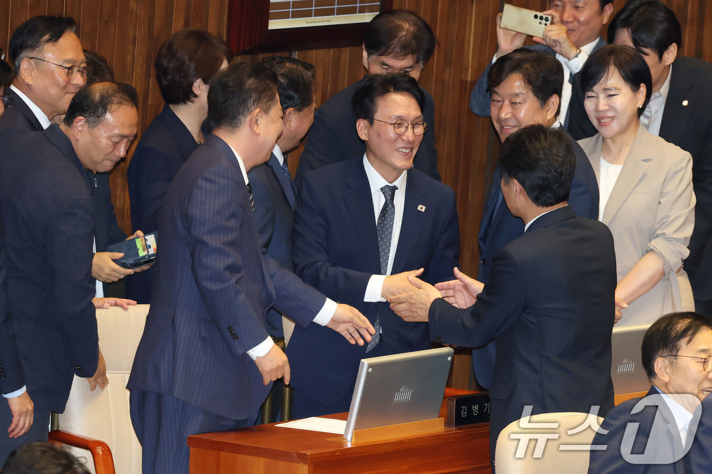 (서울=뉴스1) 이광호 기자 = 김민석 국무총리 후보자가 3일 오후 서울 여의도 국회에서 열린 본회의에서 국무총리 임명동의안이 가결되자 더불어민주당 의원들과 인사나누고 있다. 20 …