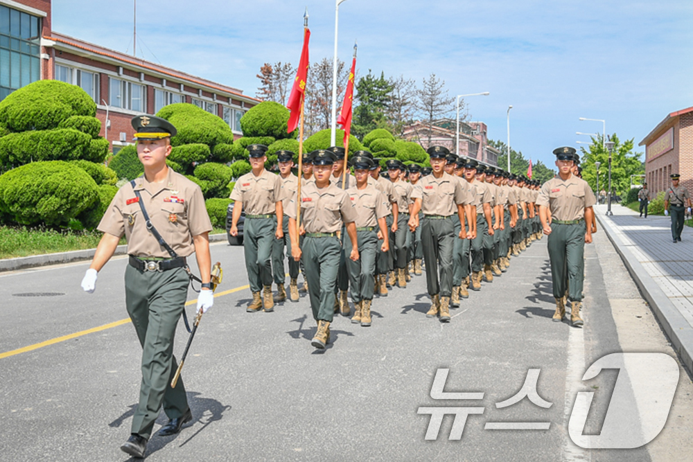 (포항=뉴스1) 최창호 기자 = 3일 경북 포항시 남구 해병대교육훈련단에서 열린 신병 1318기(1297명) 수료식에서 신병들이 입장하고 있다.이종문 해병대교육단장은 "신병 131 …